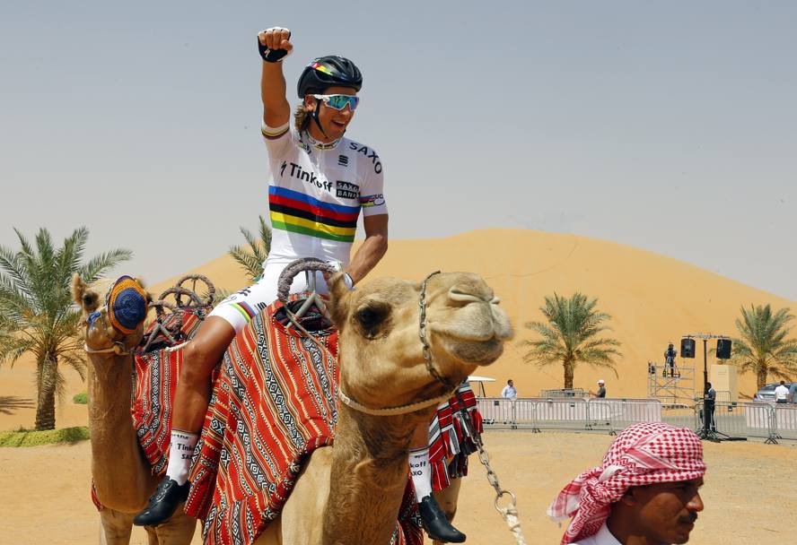 La prima tappa del Abu Dhabi Tour si  svolta quasi interamente nel deserto. Prima del via Sagan si  concesso qualche scatto su cammello. Bettini